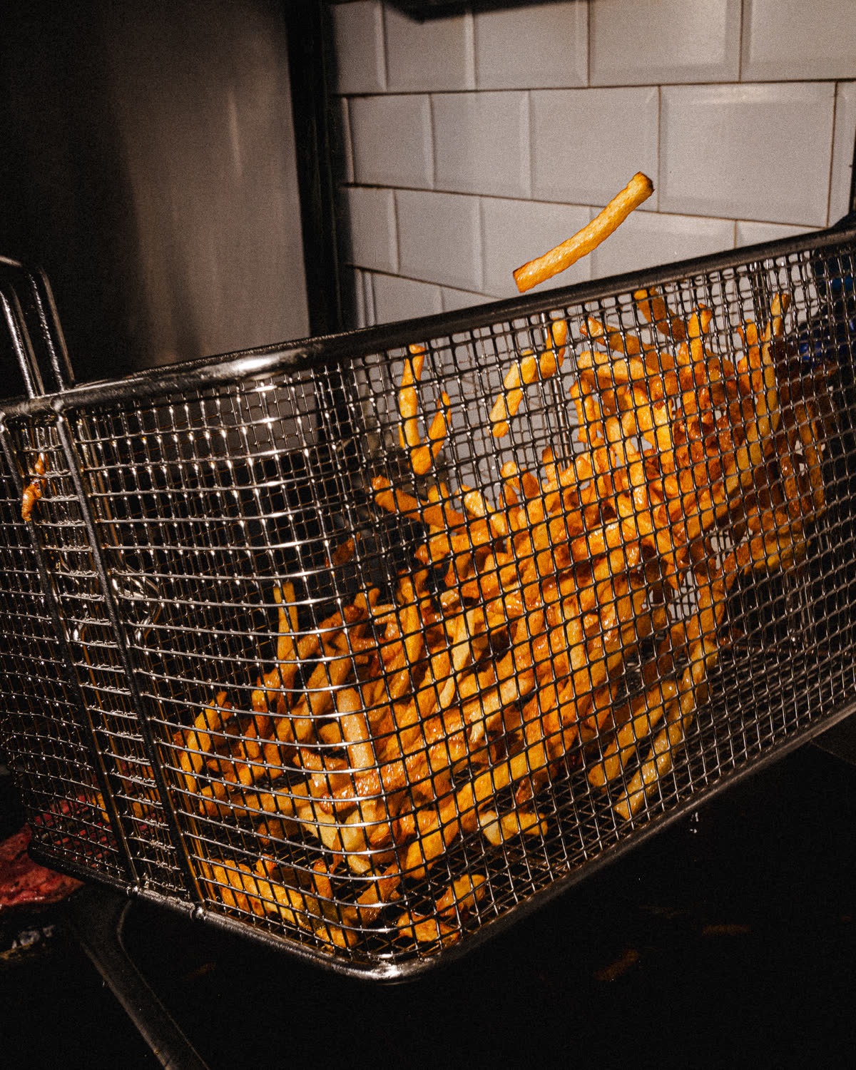 patatine fritte nel cestello della friggitrice