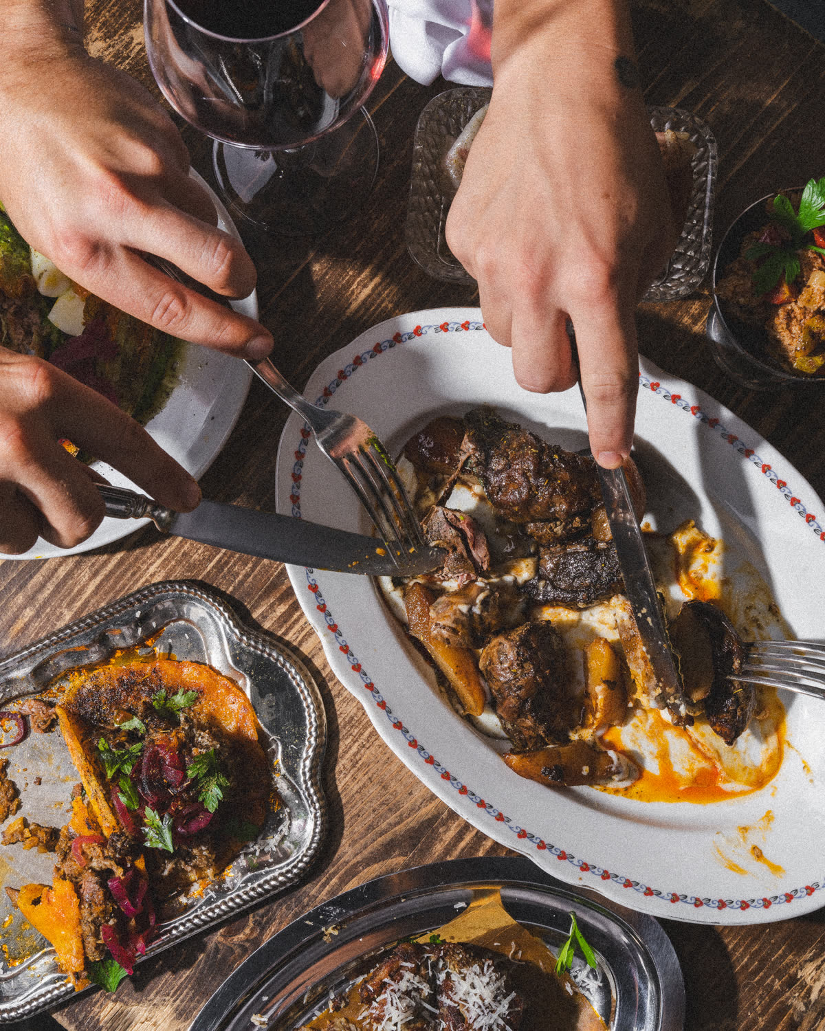 una tavola con carne e tortillas da condividere