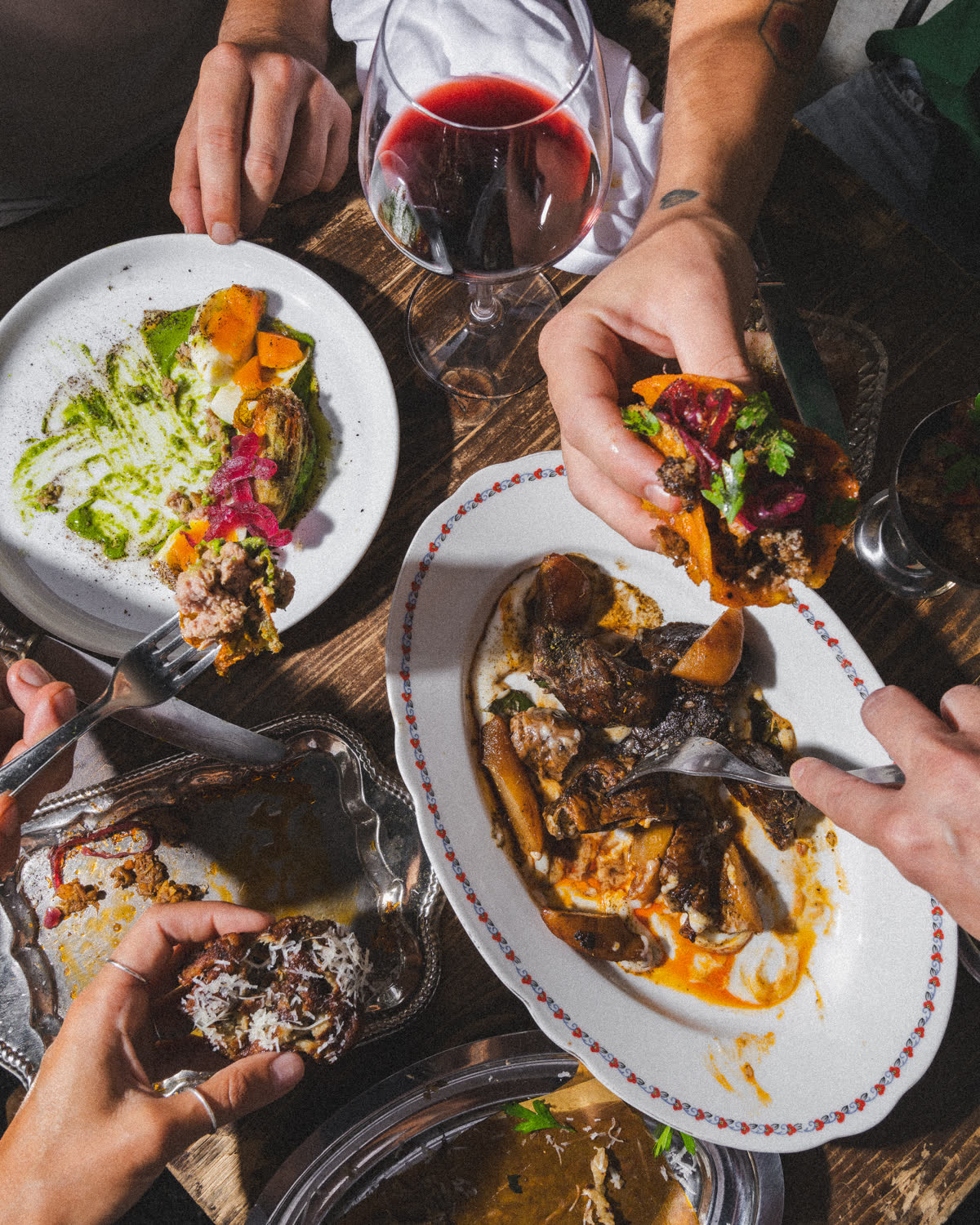 una tavolata del brunch con piatti condivisi e calici di vino