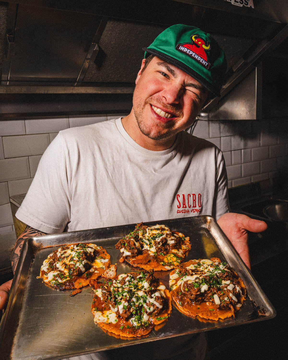 uno chef sorridente con un vassoio di bruschette