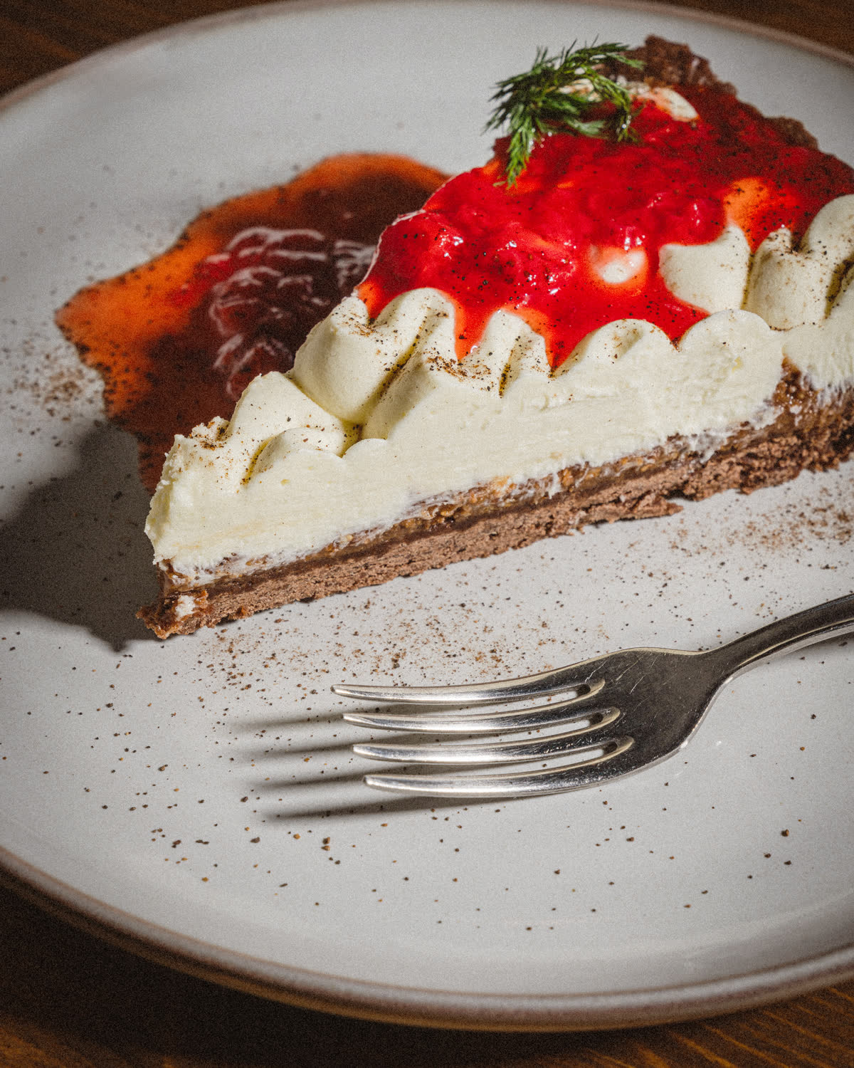 una fetta di cheesecake con le fragole