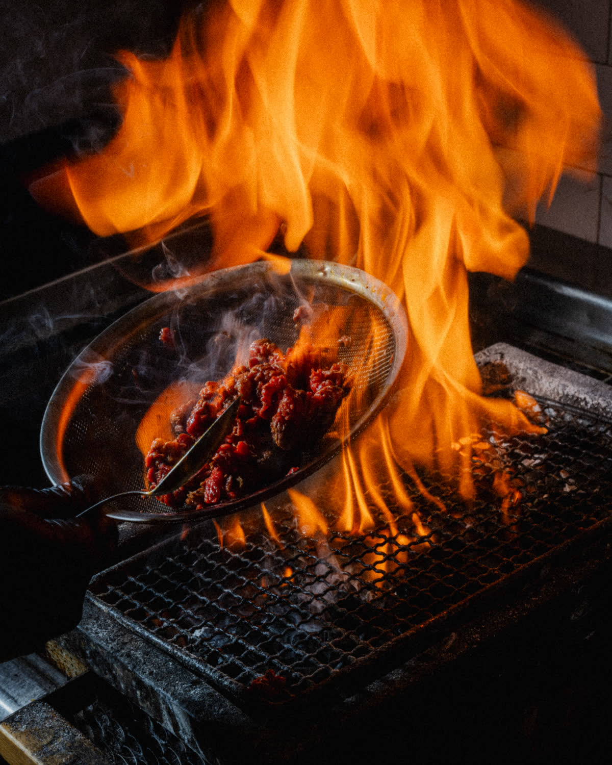 la fiamma alta della brace nella cucina di Sacro