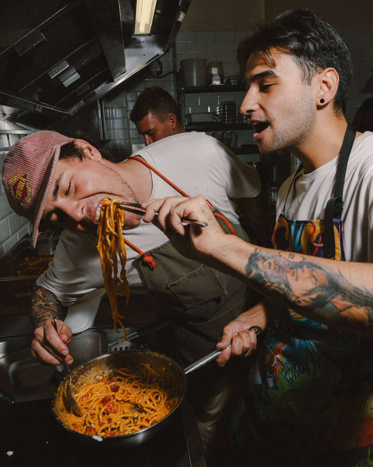 due cuochi di Sacro assaggiano gli spaghetti dalla padella