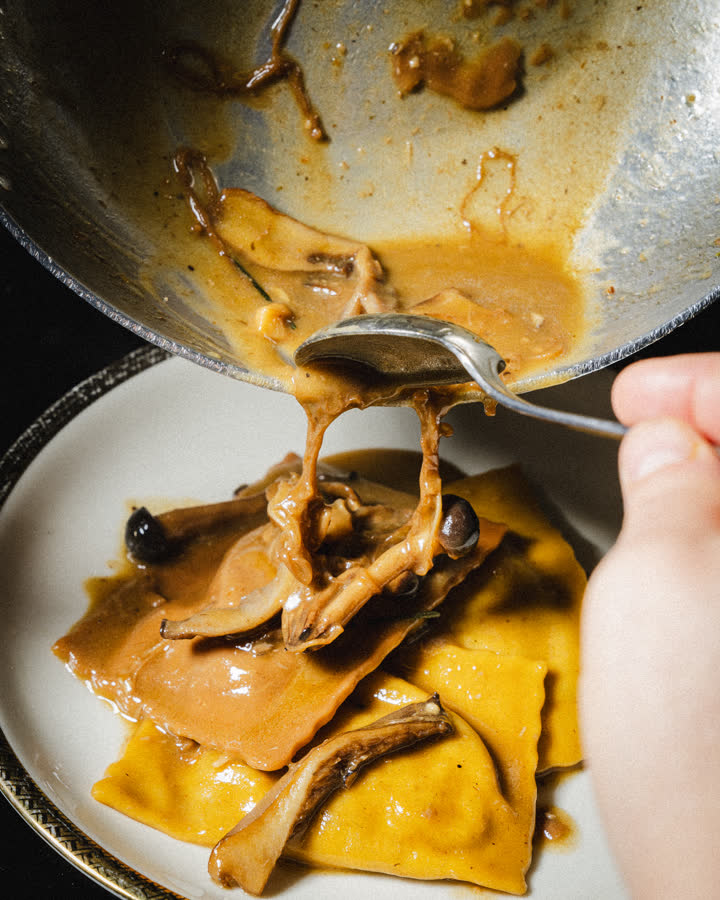 ravioli con funghi e salsa