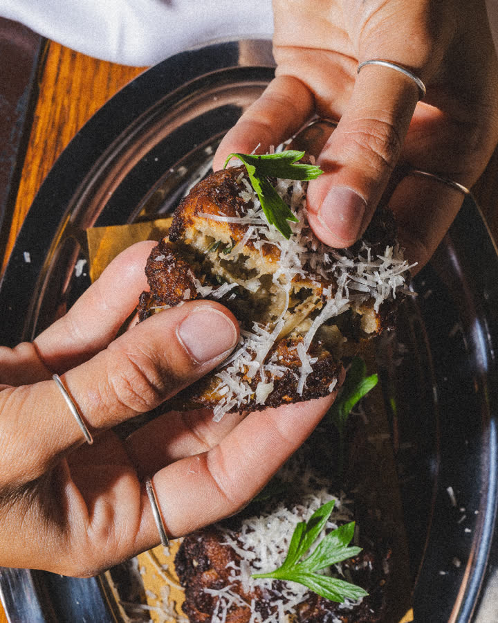 una bruschetta con formaggio grattugiato